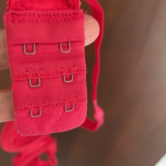 Vintage underwire bra. 34C. Adjustable straps. Elastic is stretchy. Red lace. - Picture 6 of 10